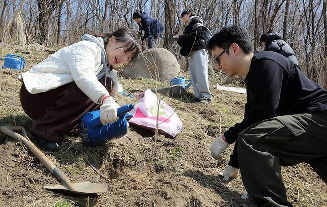 서울환경연합 회원과 시민들이 지난달 21일 서울 마포구 한강공원에서 열린 ‘제17회 온난화 식목일’ 행사에 참여해 나무를 심고 있다. 서울환경연합 제공