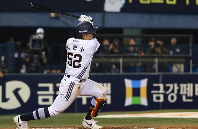 두산 박준순이 3일 잠실 한화전에서 안타를 치고 있다. 두산베어스 제공