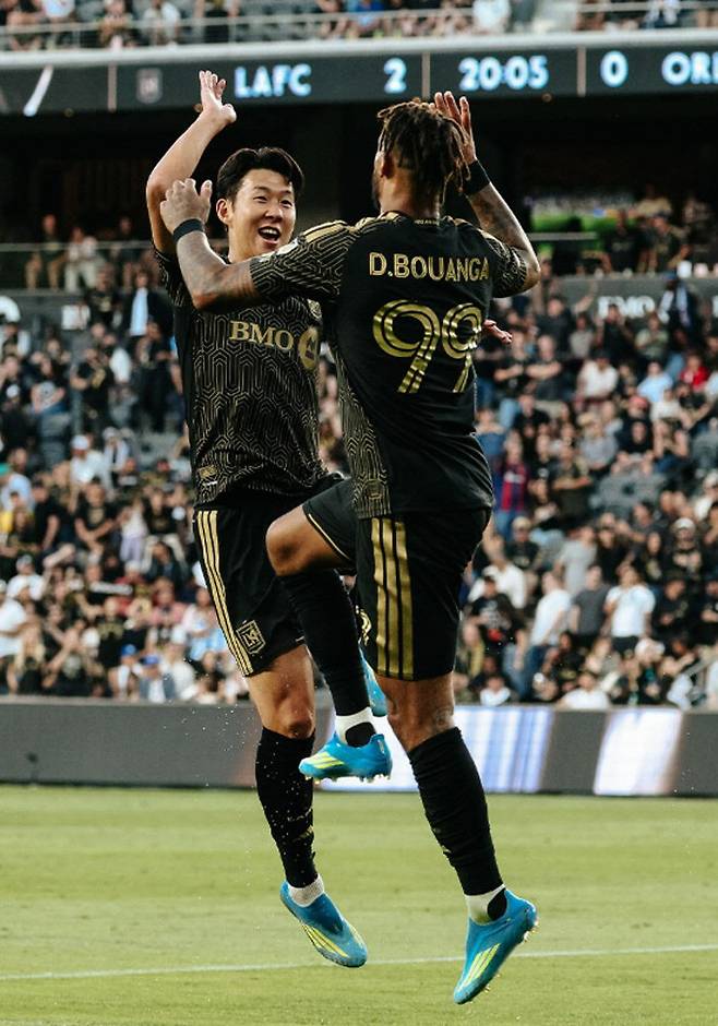 LAFC 손흥민이 5일 올랜도 시티와의 2026 MLS 6라운드 홈경기에서 드니 부앙가의 골을 어시스트한 뒤 하이파이브하고 있다. LAFC 인스타그램 캡처