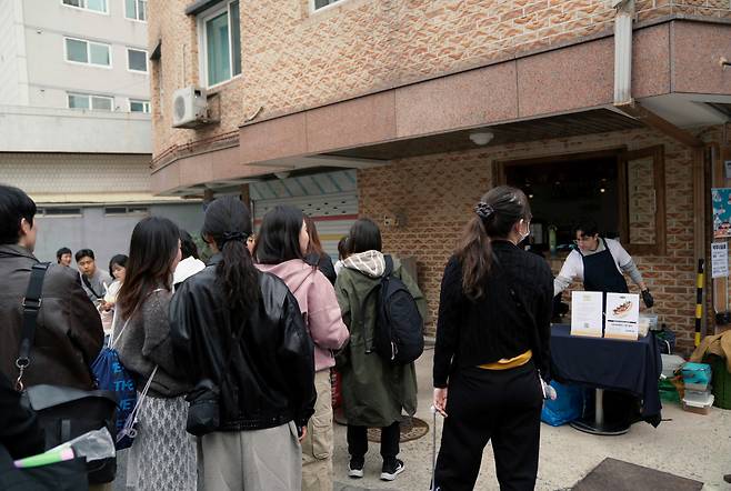 Visitors line up to sample dishes at the natto event at Nottodo Natto & Bar in Seoul. (Tammy Park/The Korea Herald)