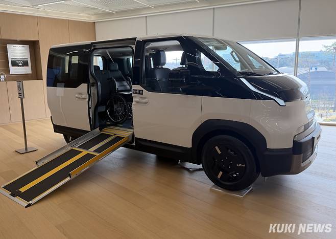 기아의 휠체어 측면 출입 전기차 ‘PV5 WAV'. 송민재 기자