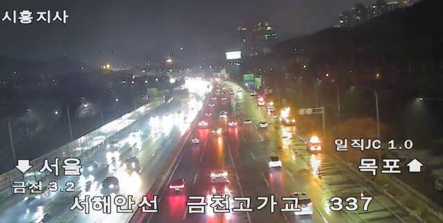 사고 수습 중인 장면. 한국도로공사 CCTV