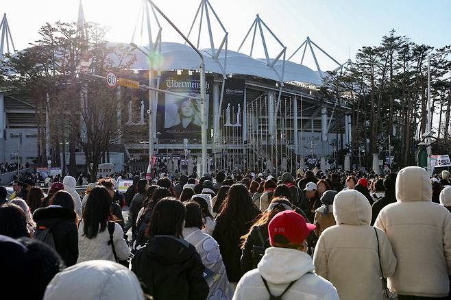 지난해 3월 경기도 고양종합운동장에서 열린 지드래곤 공연을 찾은 관람객들. 고양시