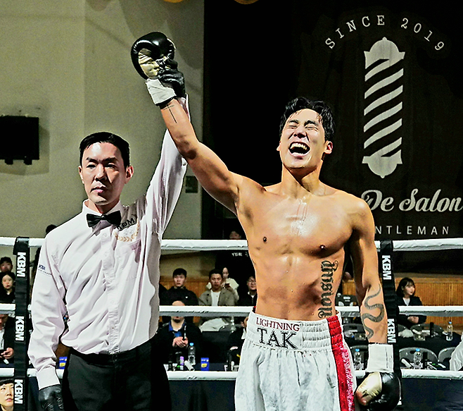 탁윤이 2026년 3월 서울과학기술대학교 체육관 특설 링에서 주심 박재신으로부터 사단법인 한국복싱커미션 슈퍼라이트급 챔피언 등극 선언을 받고 있다. 사진=KBM