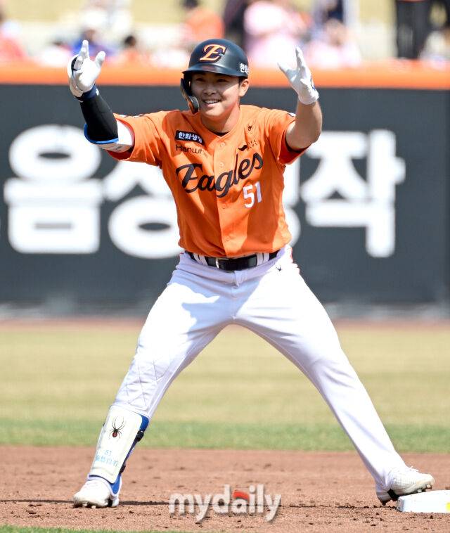 2026년 3월 28일 오후 대전 한화생명볼파크에서 열린 ‘2026 신한 SOL KBO리그' 개막전 키움 히어로즈와 한화 이글스의 경기. 한화 문현빈이 1회말 1사 1루서 2루타를 친 뒤 기뻐하고 있다./마이데일리