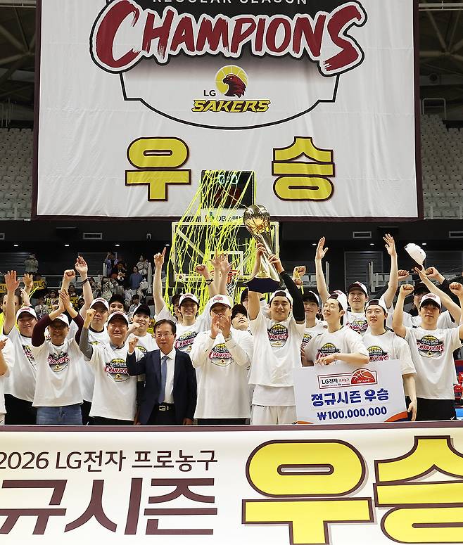 프로농구 창원 LG 선수들이 지난 3일 수원 KT소닉붐아레나에서 열린 수원 KT와 경기에서 승리하며 정규리그 우승을 차지한 뒤 환호하고 있다. 수원=연합뉴스