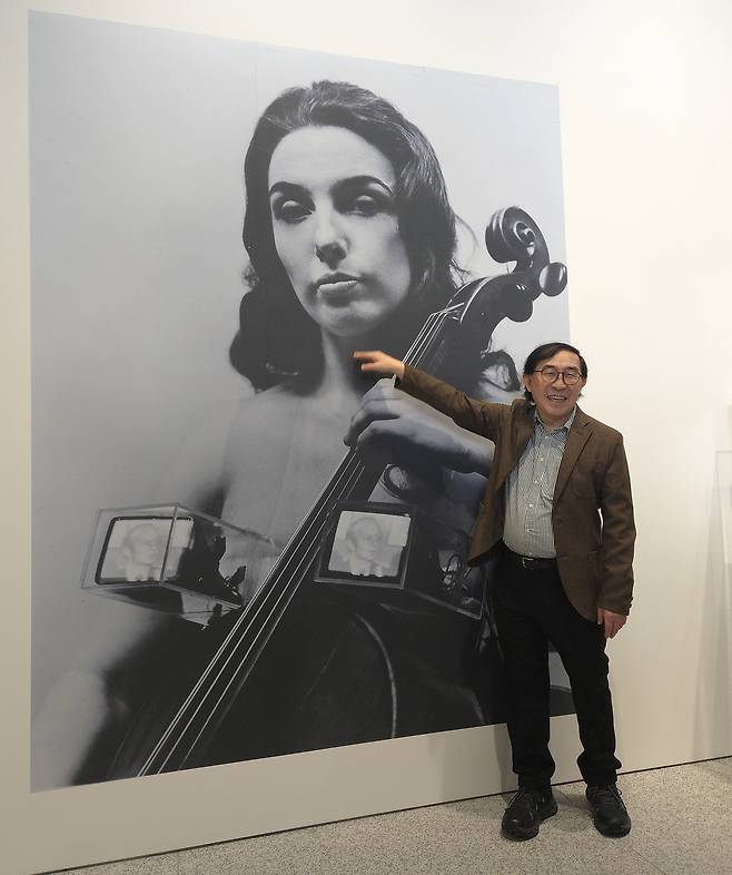 백남준 에스테이트를 이끌고 있는 작가의 장조카 켄 하쿠다가 1일 기자간담회에서 작품들의 다양한 일화를 소개하고 있다. /조상인기자