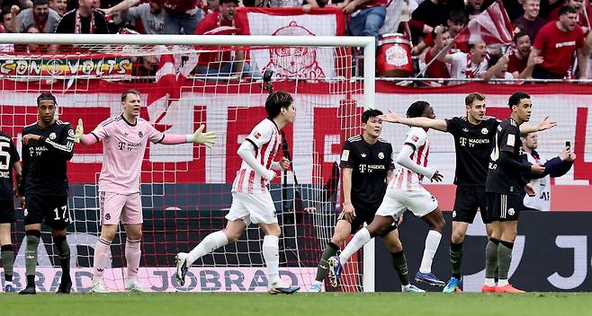 4일 독일 프라이부르크에서 열린 SC 프라이부르크와 FC 바이에른 뮌헨의 독일 분데스리가 축구 경기 중 뮌헨 선수들이 반응하고 있다. EPA연합뉴스