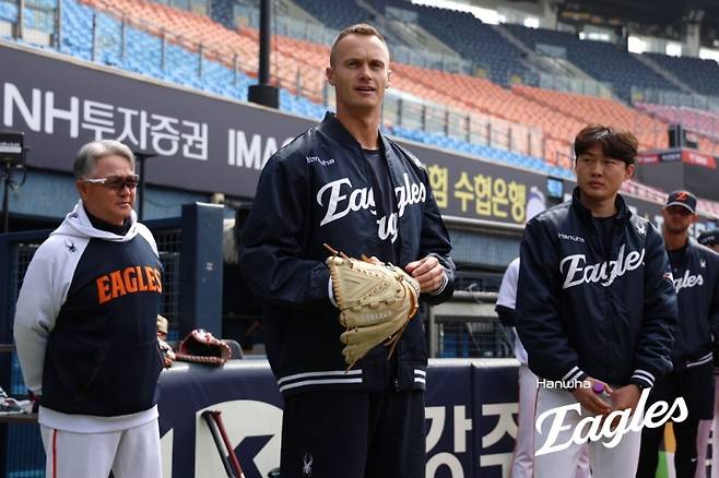 한화 잭 쿠싱이 5일 잠실 두산전을 앞두고 선수단과 인사하고 있다. 한화이글스 제공