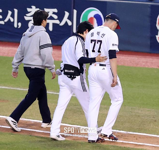 ▲ 3일 한화전 등판 도중 어깨에 통증을 느낀 크리스 플렉센은 우측 어깨 견갑하근 부상으로 4주간은 치료가 필요하다는 판정을 받았다. 이에 두산은 부상 대체 외국인 선수를 선발할 예정이다. ⓒ곽혜미 기자