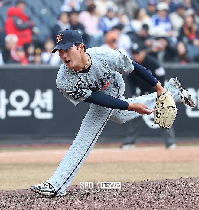 ▲ 5일 잠실 두산전에서 1이닝 4실점 부진으로 고개를 숙인 김도빈 ⓒ곽혜미 기자