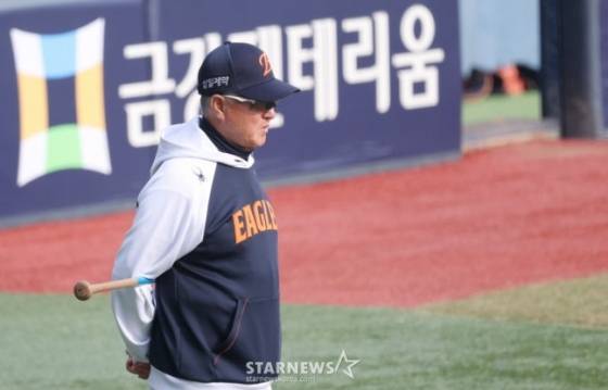 2026 신한 SOL KBO리그 두산 베어스 대 한화 이글스 경기가 3일 서울 잠실야구장에서 열렸다. 한화 김경문 감독이 선수들의 훈련을 지켜보고 있다. /사진=김진경 대기자