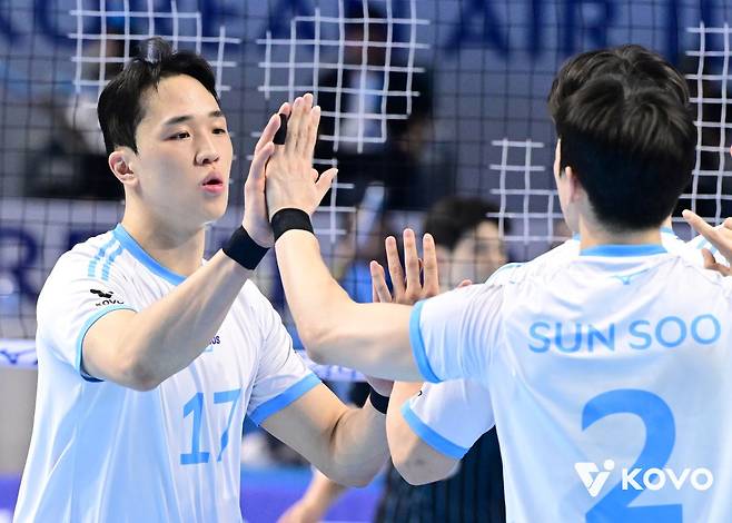 남자 프로배구 대한항공 점보스는 4일 인천 계양체육관에서 열린 현대캐피탈 스카이워커스와의 진에어 2025-2026 V리그 챔피언결정(5전 3선승제) 2차전에서 풀세트 접전 끝에 세트스코어 3-2(25-23 25-18 24-26 18-25 18-16) 승리를 거뒀다. 대한항공은 지난 2일 같은 장소에서 열린 1차전에서도 세트스코어 3-2(25-19 19-25 23-25 25-20 15-11)로 이겼다. 이번 시즌 컵대회와 정규리그 모두 정상에 오른 대한한공은 남은 3~5차전에서 1승만 거두면 지난 2023-2024시즌 이후 2년 만에 챔피언결정전 우승을 차지할 뿐만 아니라 3관왕에 오른다. 한국배구연맹(KOVO)