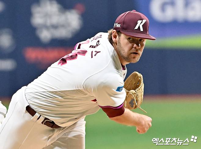 5일 오후 서울 구로구 고척스카이돔에서 열린 '2026 신한 SOL Bank KBO리그' LG 트윈스와 키움 히어로즈의 경기, 1회초 키움 선발투수 와일스가 공을 힘차게 던지고 있다. 고척, 김한준 기자