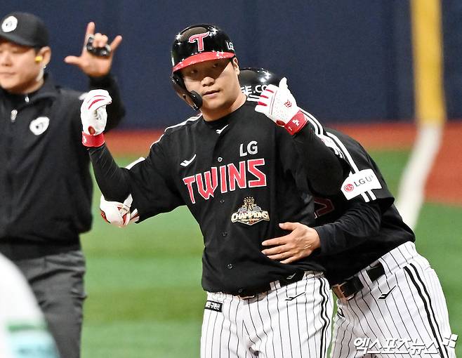 5일 오후 서울 구로구 고척스카이돔에서 열린 '2026 신한 SOL Bank KBO리그' LG 트윈스와 키움 히어로즈의 경기, 1회초 1사 1,2루 LG 문보경이 1타점 적시타를 날리고 있다. 고척, 김한준 기자