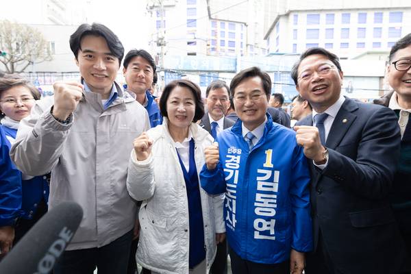 더불어민주당 한준호(왼쪽부터)·추미애·김동연 경기도지사 경선 후보와 김승원 민주당 경기도당위원장이 6일 수원 못골시장 입구에서 기념사진 촬영을 위해 포즈를 취하고 있다. /김동연 경선 캠프 제공