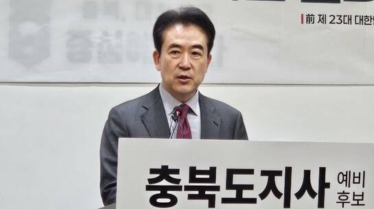 6일 충북도청 브리핑룸에서 국민의힘 윤희근 충북지사 예비후보가 경선 재출마의 입장을 밝히고 있다. /안성수기자