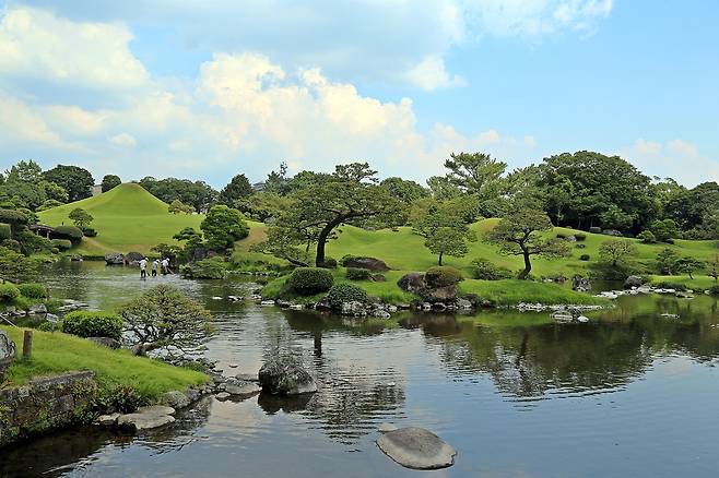 정원석과 소나무가 절묘하게 배치된 스이젠지 공원._최병일 기자