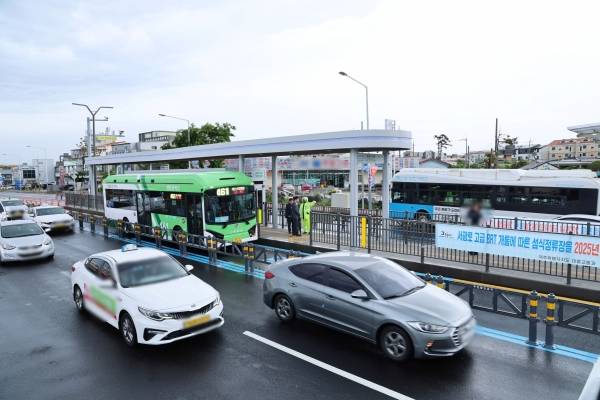 제주시 서광로 3.1㎞ 구간에 설치된 버스 중앙차로 전경. 사진은 오라오거리 일대 모습.