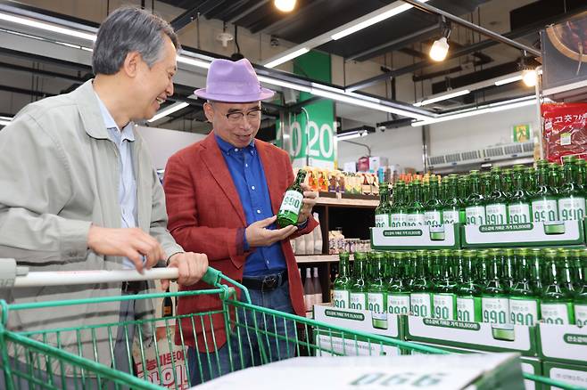 6일 오전 서울 송파구 가락농수산물도매시장 다농마트에 선양소주 '착한소주 990'이 진열되어 있다. 선양소주는 소상공인시장진흥공단과 한국수퍼체인유통사업협동조합(KVC)와 협력해 전국 시장에 990만 병을 공급해 소비자 가격 990원에 판매한다. 김예연 인턴기자 kimye@(이투데이DB)