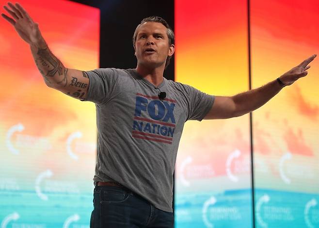 피트 헤그세스 미국 국방장관. 그의 팔에는 기독교를 상징하는 각종 문신이 가득하다. 문양과 표식 때문에 그는 '기독교 시오니스트'라는 지적을 끊임없이 받아 왔다. 사진 출처 위키미디어공용