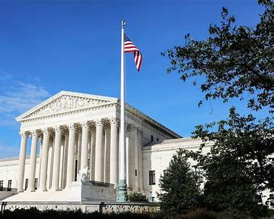 미국 연방대법원은 헌정질서의 최후 보루로 여겨져 왔지만, 오늘날에는 민주주의의 자기교정을 가로막는 고착 장치로 비판받고 있다. 민주주의를 지켜야 할 최후의 기관이, 오히려 권력구조의 장기 고착을 떠받치는 장치로 변하고 있다.