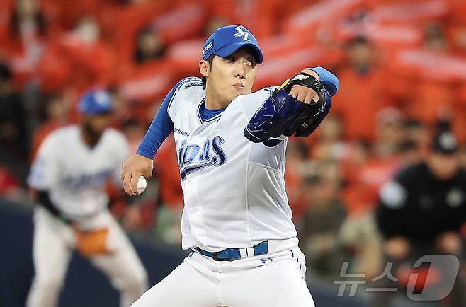 22일 오후 대구 삼성라이온즈파크에서 열린 프로야구 2025 신한 SOL뱅크 KBO 플레이오프 4차전 한화 이글스와 삼성 라이온즈의 경기, 삼성 선발 원태인이 2회초 등판해 힘차게 공을 던지고 있다. 2025.10.22 ⓒ 뉴스1 김진환 기자