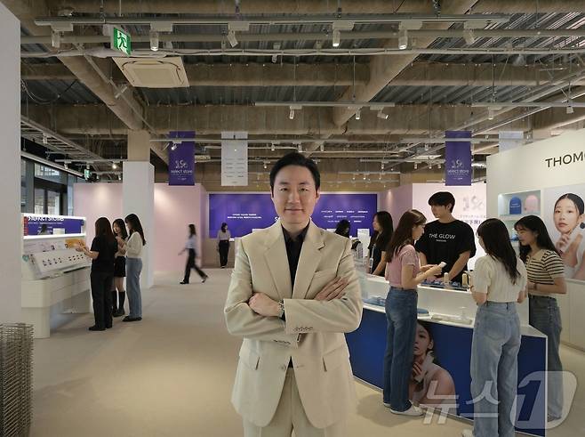 지난 3일 일본 도쿄 오모테산도 인근에서 레페리가 주관해 개최한 '1% K-뷰티 셀렉트 스토어 도쿄'(SELECT STORE TOKYO) 현장에서 만난 최인석 레페리 대표. ⓒ 뉴스1 최소망 ⓒ 뉴스1 최소망