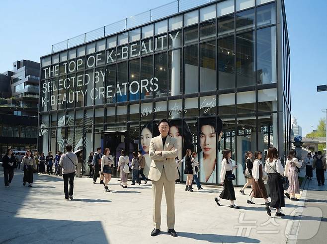 지난 3일 일본 도쿄 오모테산도 인근에서 레페리가 주관해 개최한 '1% K-뷰티 셀렉트 스토어 도쿄'(SELECT STORE TOKYO) 현장에서 만난 최인석 레페리 대표. ⓒ 뉴스1 최소망 ⓒ 뉴스1 최소망