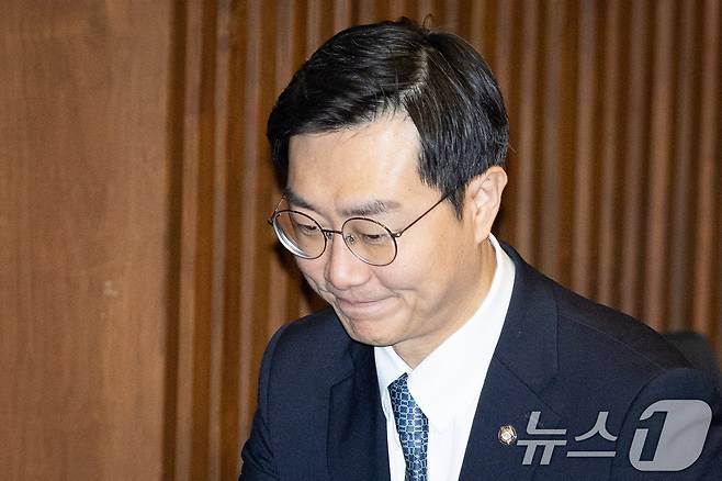 더불어민주당을 탈당한 장경태 의원이 지난달 20일 당시 서울 여의도 국회에서 열린 제433회 국회(임시회) 제2차 본회의에서 공소청법안(대안)에 대한 무제한토론 종결 동의의 건 표결 후 본회의장을 빠져나가고 있다. 2026.3.20 ⓒ 뉴스1 유승관 기자