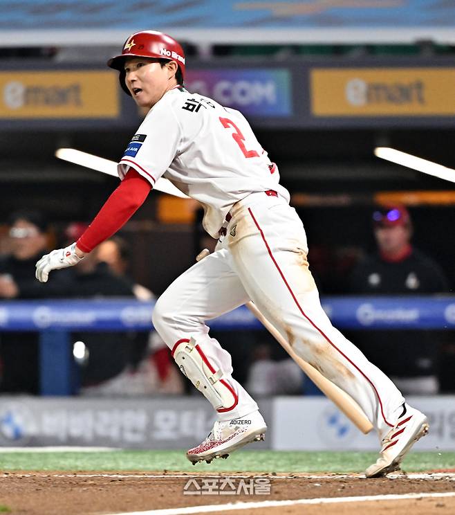 SSG 박성한이 2일 문학구장에서 열린 2026 KBO리그 키움과의 경기 6회말 2사 만루 상황에서 키움 정세영을 상대로 1타점 내야안타를 치고 있다. 박성한의 경기 세 번째 안타. 문학 | 박진업 기자 upandup@sportsseoul.com