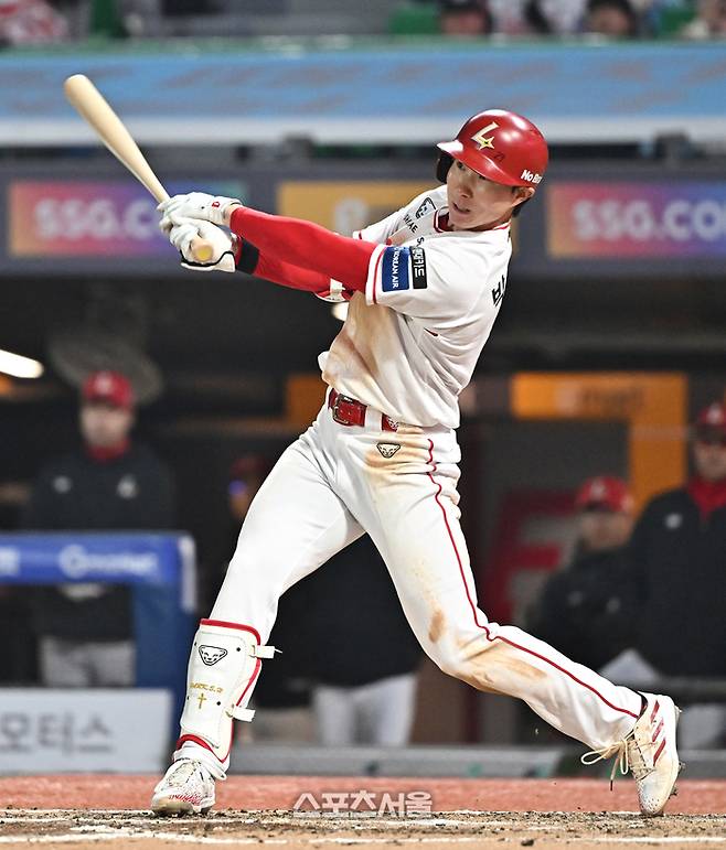 SSG 박성한이 2일 문학구장에서 열린 2026 KBO리그 키움과의 경기 5회초 무사 키움 선발 정현우를 상대로 2루타를 치고 있다. 3회말에 이은 박성한의 경기 두 번째 2루타. 문학 | 박진업 기자 upandup@sportsseoul.com
