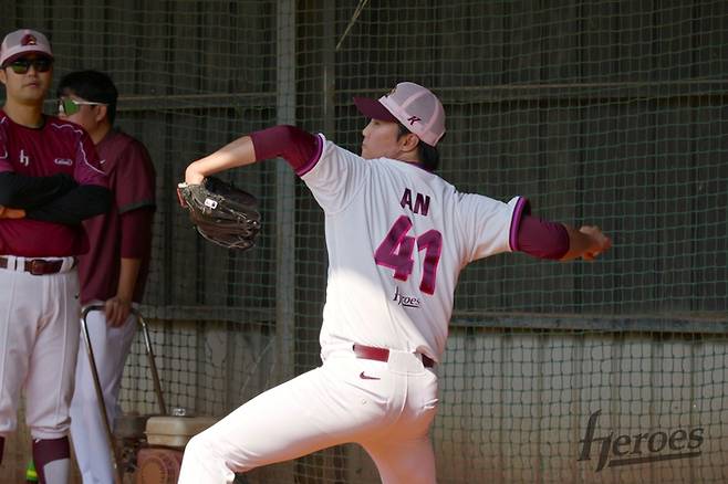 키움 안우진이 대만 가오슝에서 진행한 스프링캠프서 피칭을 하고 있다. 사진 | 키움 히어로즈