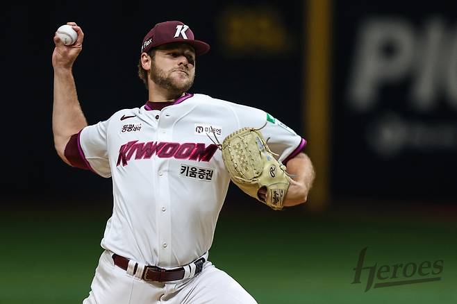 키움 외일스가 5일 서울 고척스카이돔에서 열린 2026 KBO리그 정규시즌 LG전에 선발 등판해 역투하고 있다. 사진 | 키움 히어로즈