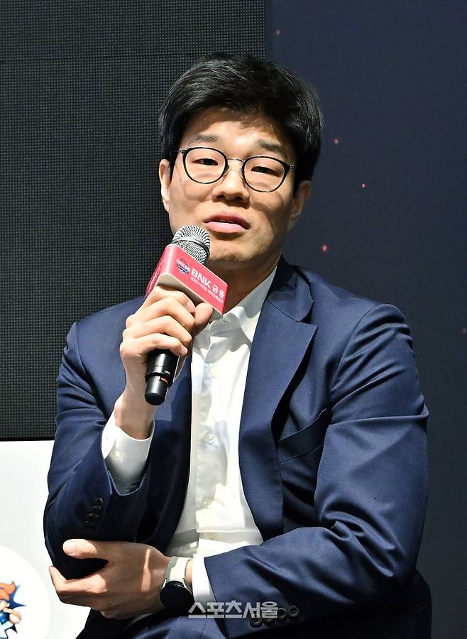 삼성생명 하상윤 감독이 6일 서울 용산구 서울드래곤시티 그랜드볼룸에서 열린 BNK금융 2025-2026 여자프로농구 포스트시즌 미디어데이 행사에서 사회자의 질문에 답을 하고 있다. 박진업 기자 upandup@sportsseoul.com