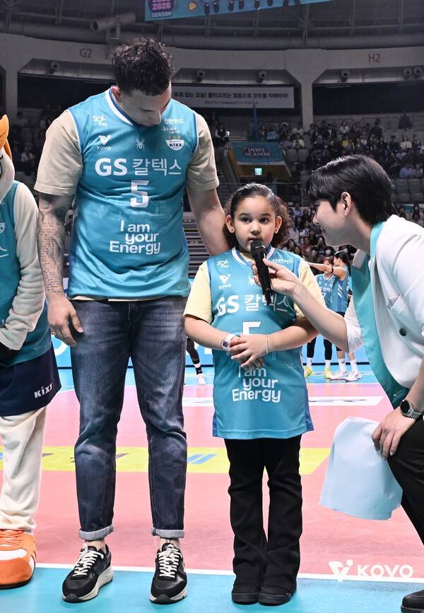 시구자로 나선 시아나. /사진=KOVO