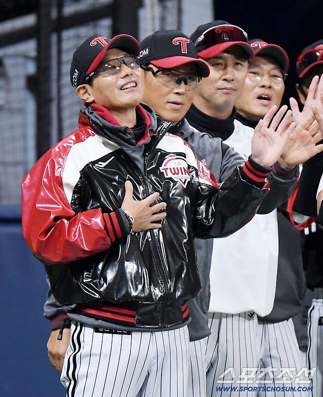 5일 서울 고척스카이돔에서 열린 LG-키움전. 9회말 역전 위기에서 가까스로 승리한 염경엽 감독이 가슴을 쓸어내리며 선수들을 맞이하고 있다. 사진=정재근 기자