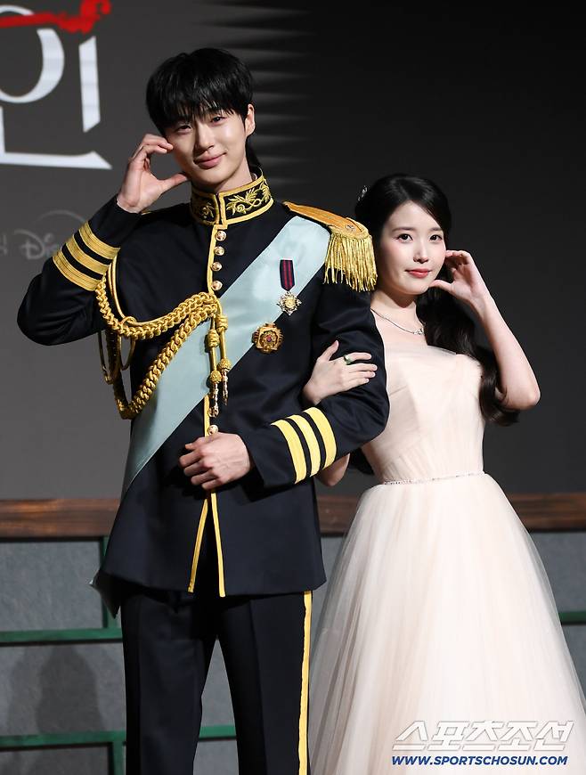 MBC 새 드라마 '21세기 대군부인' 제작발표회가 6일 조선팰리스 서울 강남에서 열렸다. 변우석, 아이유가 포토타임을 갖고 있다. 강남=박재만 기자 pjm@sportschosun.com/2026.04.06/