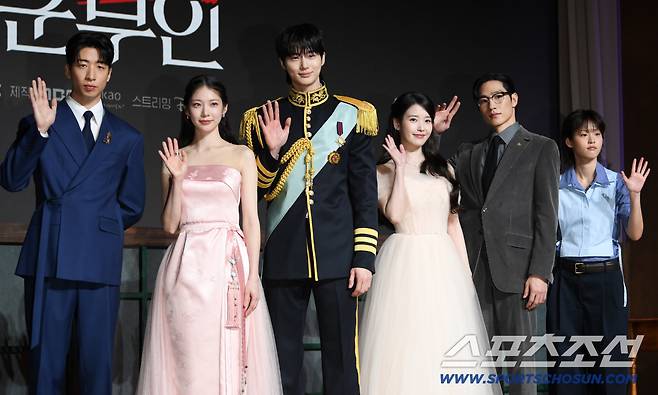MBC 새 드라마 '21세기 대군부인' 제작발표회가 6일 조선팰리스 서울 강남에서 열렸다. 유수빈, 공승연, 변우석, 아이유, 노상현, 이연이 포토타임을 갖고 있다. 강남=박재만 기자 pjm@sportschosun.com/2026.04.06/