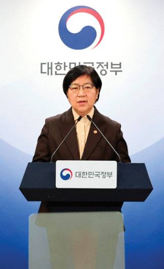 정은경 보건복지부 장관이 2월 10일 서울 종로구 정부서울청사에서 의사인력 양성규모 관련 브리핑을 하고 있다.