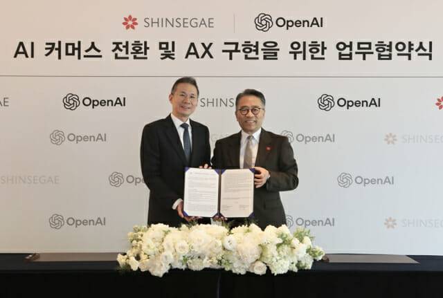 6일 웨스틴 조선 서울에서 진행된 신세계그룹과 오픈AI의 ‘AI 커머스 사업협력’ 업무협약식 사진. (오른쪽부터) 임영록 신세계그룹 경영전략실장(사장), 김경훈 오픈AI 코리아 총괄대표가 참석했다. (제공=신세계그룹)