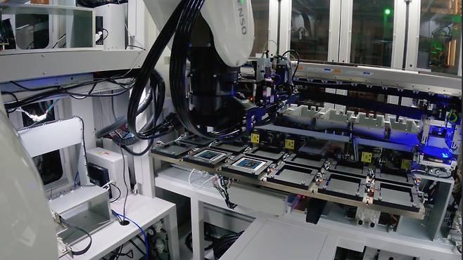 지난달 5일(현지 시각) 미 워싱턴주 레드먼드 마이크로소프트(MS)의 '실리콘 랩'에서 로봇이 MS 최신 자체 AI 칩인 '마이아 200'의 품질을 점검하고 있다./MS