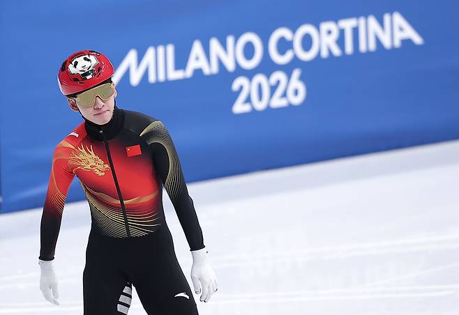 (밀라노=뉴스1) 김성진 기자 = 중국 쇼트트랙 선수 린샤오쥔(한국명 임효준)이 14일(현지시간) 이탈리아 밀라노 아이스스케이팅 아레나에서 열린 2026 밀라노·코르티나담페초 동계올림픽 쇼트트랙 남자 1500m 준준결승에서 넘어진 후 아쉬워하고 있다. 2026.2.15/뉴스1