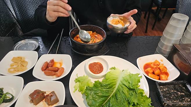 3일 서울 강남구 삼성동의 한 백반집에서 직장인들이 김치찌개와 제육쌈밥을 주문해 먹고 있다. /황채영 기자