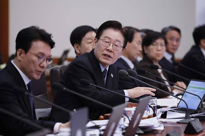 이재명 대통령이 6일 오전 청와대에서 열린 제14회 국무회의 겸 제4차 비상경제점검회의에서 토론하고 있다. 2026.04.6 청와대사진기자단