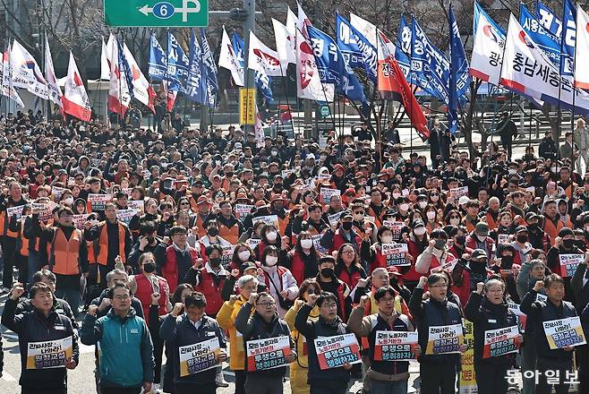 노란봉투법 시행 첫 날인 10일 오후 민주노총이 서울 종로구 세종로에서 진행한 투쟁 선포대회에서 조합원들이 손팻말을 들고 구호를 외치고 있다. 양회성 기자 yohan@donga.com