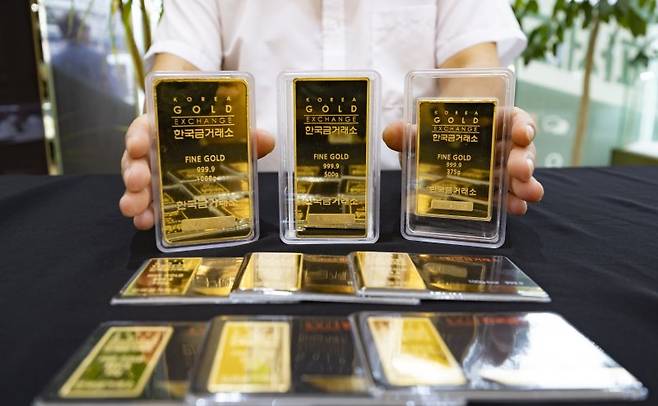 서울 종로구 한국금거래소에서 직원이 골드바를 정리하고 있다. 뉴시스 제공