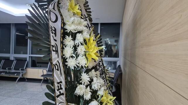 지난해 1월8일 에이치디(HD)현대미포 울산조선소에서 숨진 하청업체 소속 잠수부 김아무개씨 빈소 앞에 대표이사 이름의 근조화환이 뒤돌아 놓여 있다. 주성미 기자