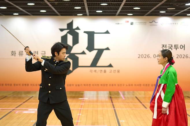 고선웅 연출 모던 신파 화류비련극 ‘홍도’에서 열연하는 배우 예지원(오른쪽)과 홍의준. 옐로밤 제공