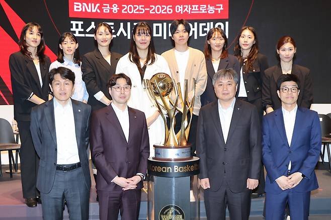 오는 8일 2025~2026 여자프로농구 플레이오프를 앞두고 6일 미디어데이에 참석한 각 팀 감독과 선수들. 한국여자농구연맹 제공